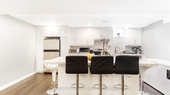 Photo 32 at 16 Venice Gate Drive, Vellore Village, Vaughan