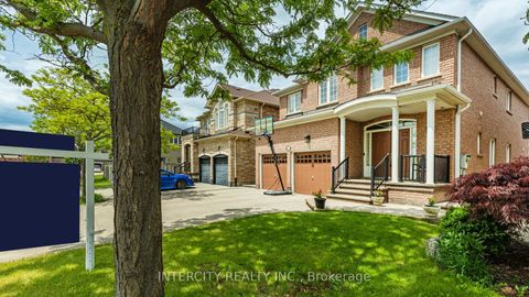 Photo 2 at 16 Venice Gate Drive, Vellore Village, Vaughan