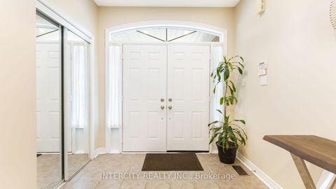 Photo 4 at 16 Venice Gate Drive, Vellore Village, Vaughan