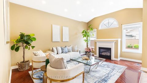 Photo 13 at 16 Venice Gate Drive, Vellore Village, Vaughan