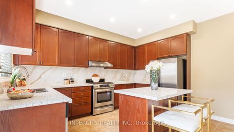 Photo 17 at 16 Venice Gate Drive, Vellore Village, Vaughan