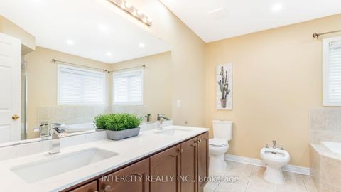 Photo 23 at 16 Venice Gate Drive, Vellore Village, Vaughan