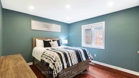 Photo 26 at 16 Venice Gate Drive, Vellore Village, Vaughan