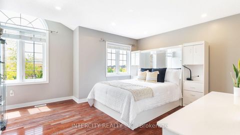 Photo 27 at 16 Venice Gate Drive, Vellore Village, Vaughan
