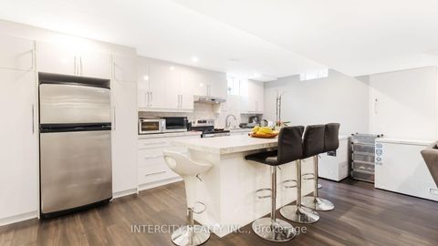 Photo 30 at 16 Venice Gate Drive, Vellore Village, Vaughan
