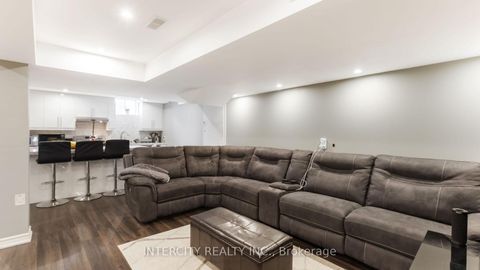 Photo 33 at 16 Venice Gate Drive, Vellore Village, Vaughan