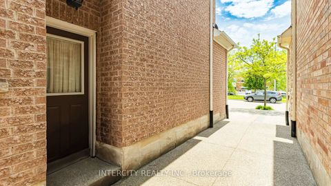 Photo 36 at 16 Venice Gate Drive, Vellore Village, Vaughan