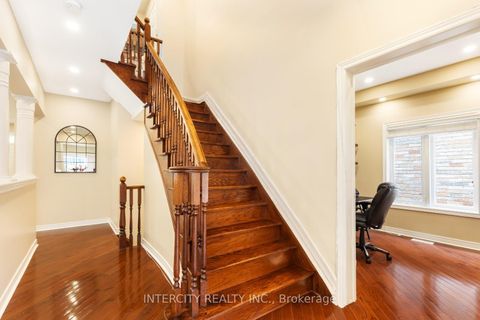 Photo 39 at 16 Venice Gate Drive, Vellore Village, Vaughan