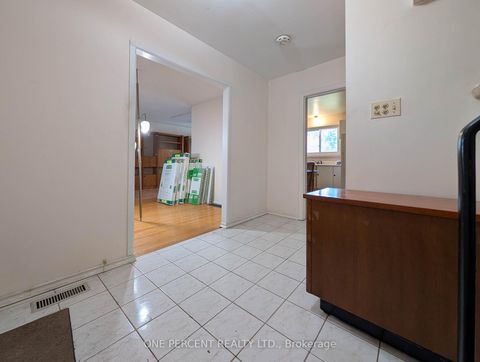 Photo 3 at 22 Gleneagle Crescent, Don Valley Village, Toronto