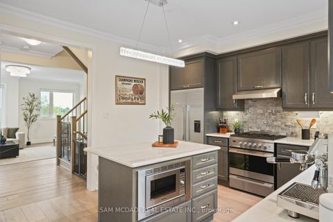 Photo 14 at 34 - 3006 Creekshore Common, GO Glenorchy, Oakville