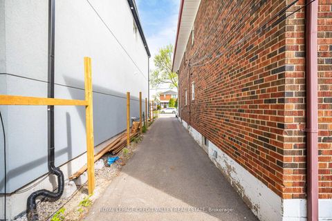 Photo 11 at 19 Roseland Drive, Alderwood, Toronto