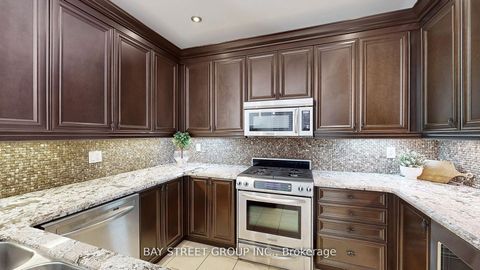 Photo 9 at 21 Robert Green Crescent, Patterson, Vaughan