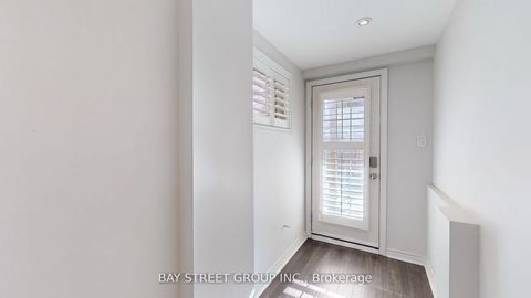 Photo 33 at 21 Robert Green Crescent, Patterson, Vaughan