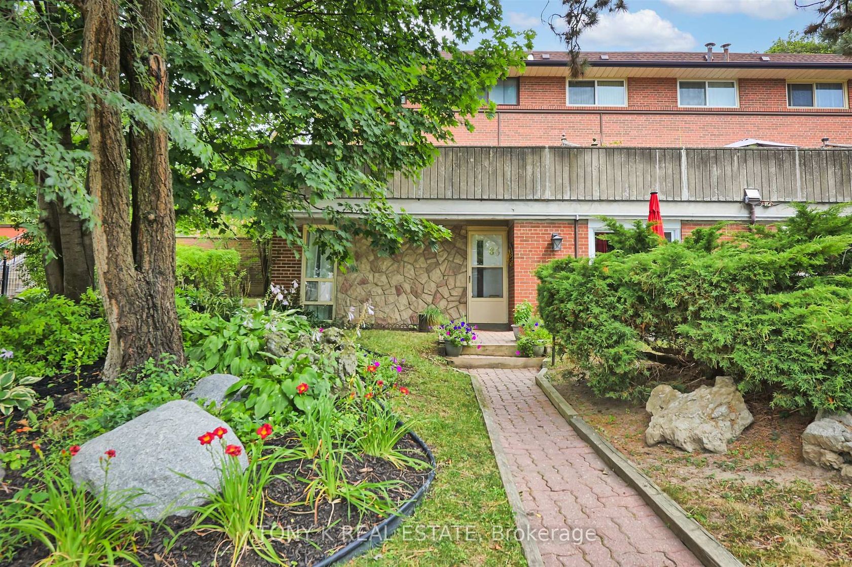 85 - 6 Esterbrooke Avenue, Don Valley Village, Toronto by Loree Meneguzzi Real Estate 85 - 6 Esterbrooke Avenue, Don Valley Village, Toronto