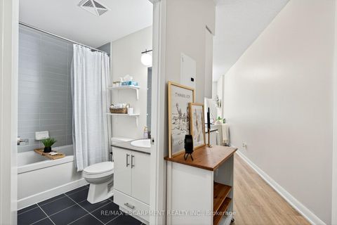 Photo 8 at 212 - 15 BRUYERES Mews, Niagara, Toronto