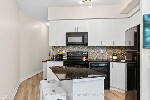 Photo 10 at 212 - 15 BRUYERES Mews, Niagara, Toronto