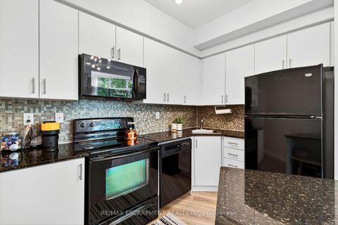 Photo 11 at 212 - 15 BRUYERES Mews, Niagara, Toronto