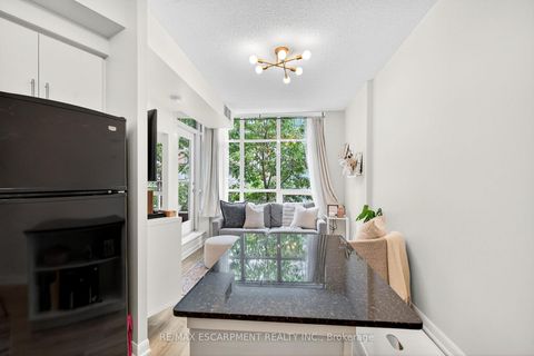 Photo 13 at 212 - 15 BRUYERES Mews, Niagara, Toronto
