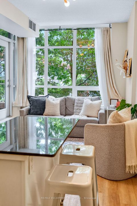 Photo 14 at 212 - 15 BRUYERES Mews, Niagara, Toronto