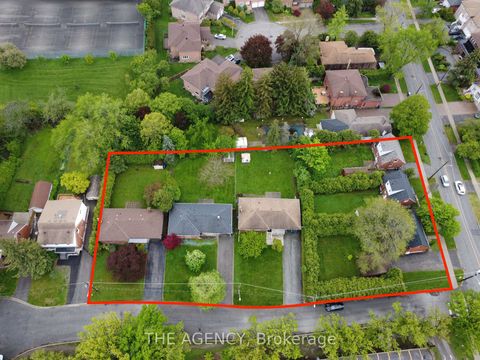 Photo 2 at 135 Blake Avenue, Newtonbrook West, Toronto