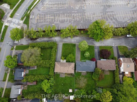 Photo 5 at 135 Blake Avenue, Newtonbrook West, Toronto