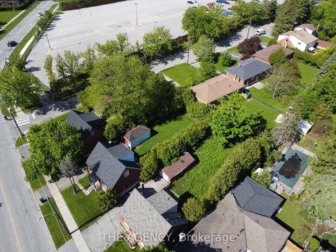 Photo 7 at 135 Blake Avenue, Newtonbrook West, Toronto