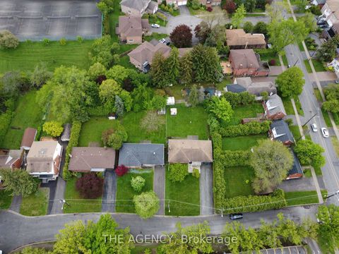 Photo 3 at 139 Blake Avenue, Newtonbrook West, Toronto