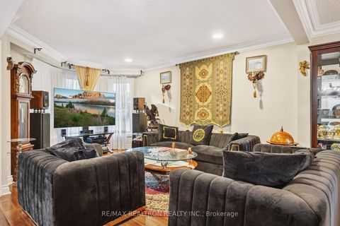 Photo 4 at 161 Devonsleigh Boulevard, Devonsleigh, Richmond Hill Photo 4 at 161 Devonsleigh Boulevard, Devonsleigh, Richmond Hill