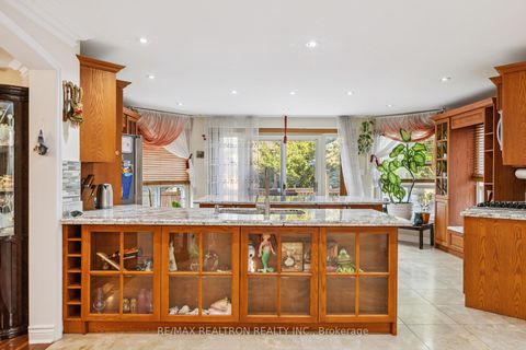 Photo 7 at 161 Devonsleigh Boulevard W, Devonsleigh, Richmond Hill