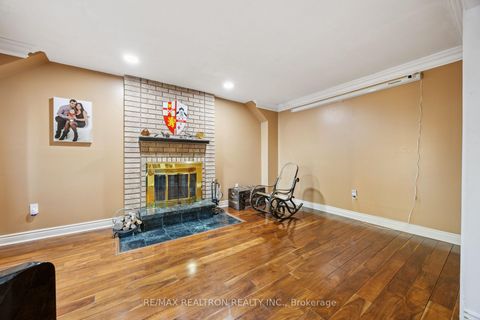 Photo 9 at 161 Devonsleigh Boulevard, Devonsleigh, Richmond Hill Photo 9 at 161 Devonsleigh Boulevard, Devonsleigh, Richmond Hill