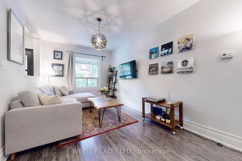 Photo 3 at 758 Richmond Street W, Niagara, Toronto