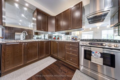Photo 13 at 28 - 8777 Dufferin Street, Patterson, Vaughan