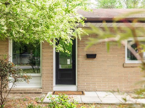 Photo 3 at 37 Farmcote Road, Don Mills, Toronto