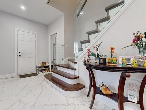 Photo 4 at 44 Craddock Street, Maple, Vaughan