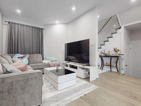 Photo 5 at 44 Craddock Street, Maple, Vaughan