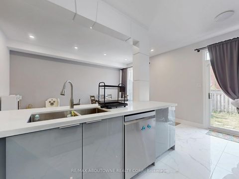 Photo 11 at 44 Craddock Street, Maple, Vaughan