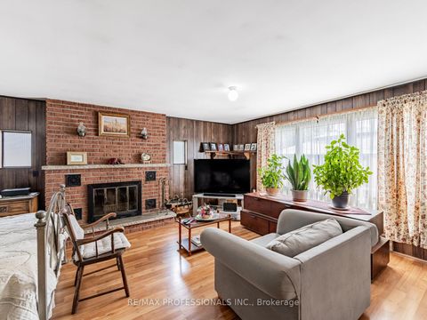 Photo 10 at 21 Waterbury Drive, Richview, Toronto