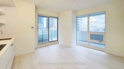 Photo 2 at 902 - 2221 Yonge Street, Mount Pleasant West, Toronto