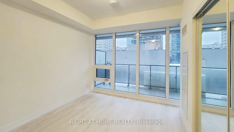 Photo 4 at 902 - 2221 Yonge Street, Mount Pleasant West, Toronto