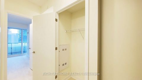 Photo 8 at 902 - 2221 Yonge Street, Mount Pleasant West, Toronto
