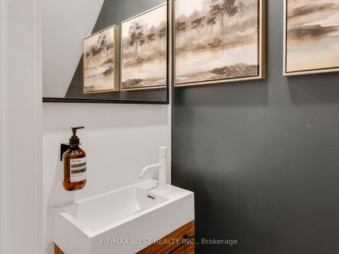 Photo 12 at 553 King Street E, Moss Park, Toronto