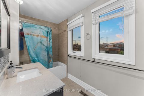 Photo 34 at 34 Lamp Crescent, West Woodbridge, Vaughan