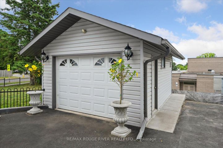 Photo 2 at 600 Galahad Drive, Eastdale, Oshawa