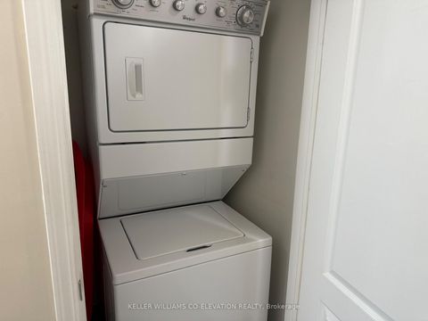 Photo 10 at 112 - 11 Applewood Lane, Etobicoke West Mall, Toronto