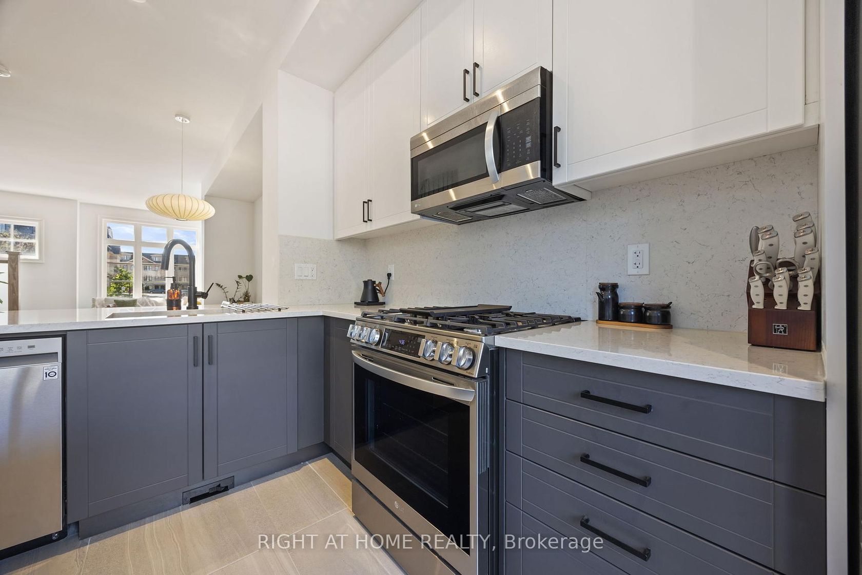 21 - 10 Lunar Crescent, Streetsville, Mississauga by Loree Meneguzzi Real Estate 21 - 10 Lunar Crescent, Streetsville, Mississauga