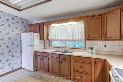 Photo 11 at 1191 Pinegrove Road, WO West, Oakville