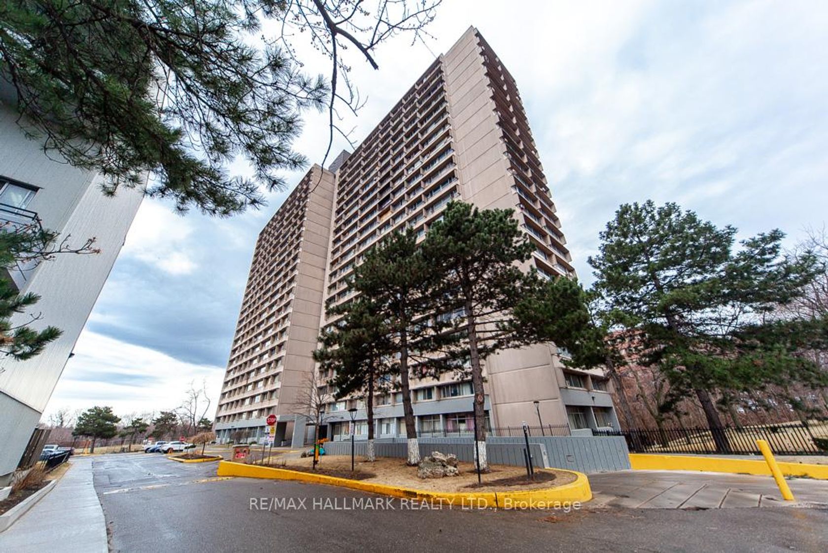 2102 - 10 Sunny Glenway, Flemingdon Park, Toronto 