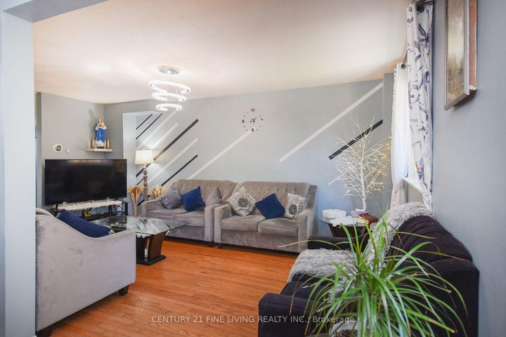 Photo 3 at 34 - 2700 Battleford Road, Meadowvale, Mississauga