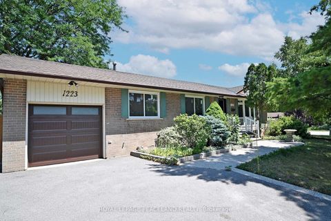 Photo 2 at 1223 Redbank Crescent, CP College Park, Oakville