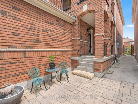 Photo 2 at 19 Medley Court, Maple, Vaughan